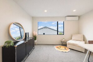 Smart TV - Modern 4-Bedroom Home in Silverdale (Silverdale)