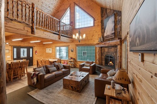 Old Faithful Lodge | Huge Cabin near Yellowstone, Hot Tub & Fire Pit!