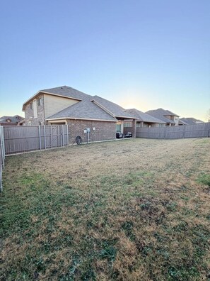 Property grounds - Bright Open-Concept 4BR Home w/ Huge Backyard (Denton)