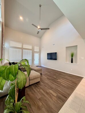 Een televisie en een tafeltennistafel