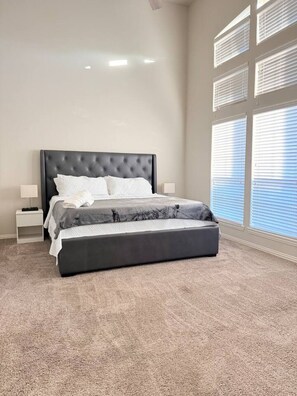 4 bedrooms, iron/ironing board, WiFi, bed sheets - Bright Open-Concept 4BR Home w/ Huge Backyard (Denton)