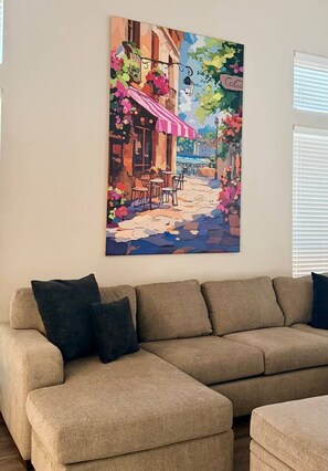 Een televisie en een tafeltennistafel