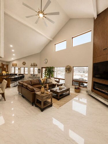 Okoboji Waterfront 5BR• Private Dock, Boat Slip, Kayaks & Paddleboards