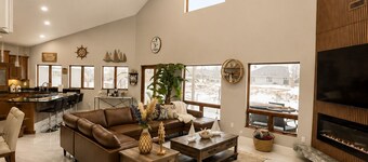 Okoboji Waterfront 5BR• Private Dock, Boat Slip, Kayaks & Paddleboards