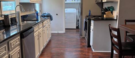 Jääkaappi, mikroaaltouuni, uuni, liesi