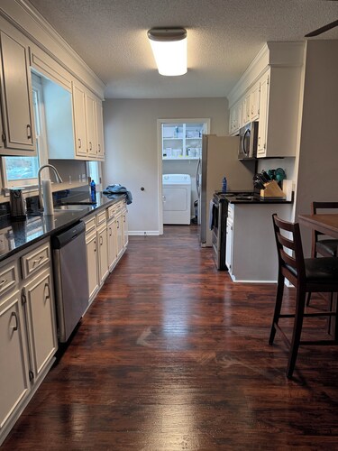 3-bedroom house in delightful Columbia less than 5 min from Lake Murray Dam