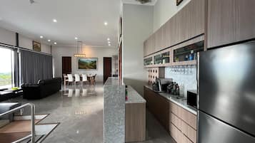 Grand Villa, Mountain View | Meja, ruang kerja komputer riba, Wi-fi percuma