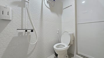 Ducha, artículos de tocador gratuitos, bidet, toallas