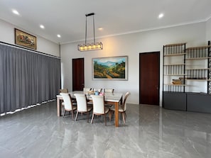 Villa Grand, vistas a la montaña | Colchones con acolchado adicional, escritorio, wifi gratis
