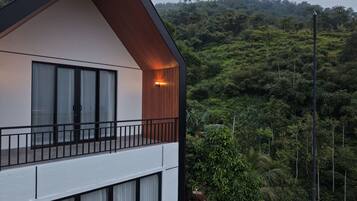 Escritorio, espacio para trabajar con laptop y wifi gratis