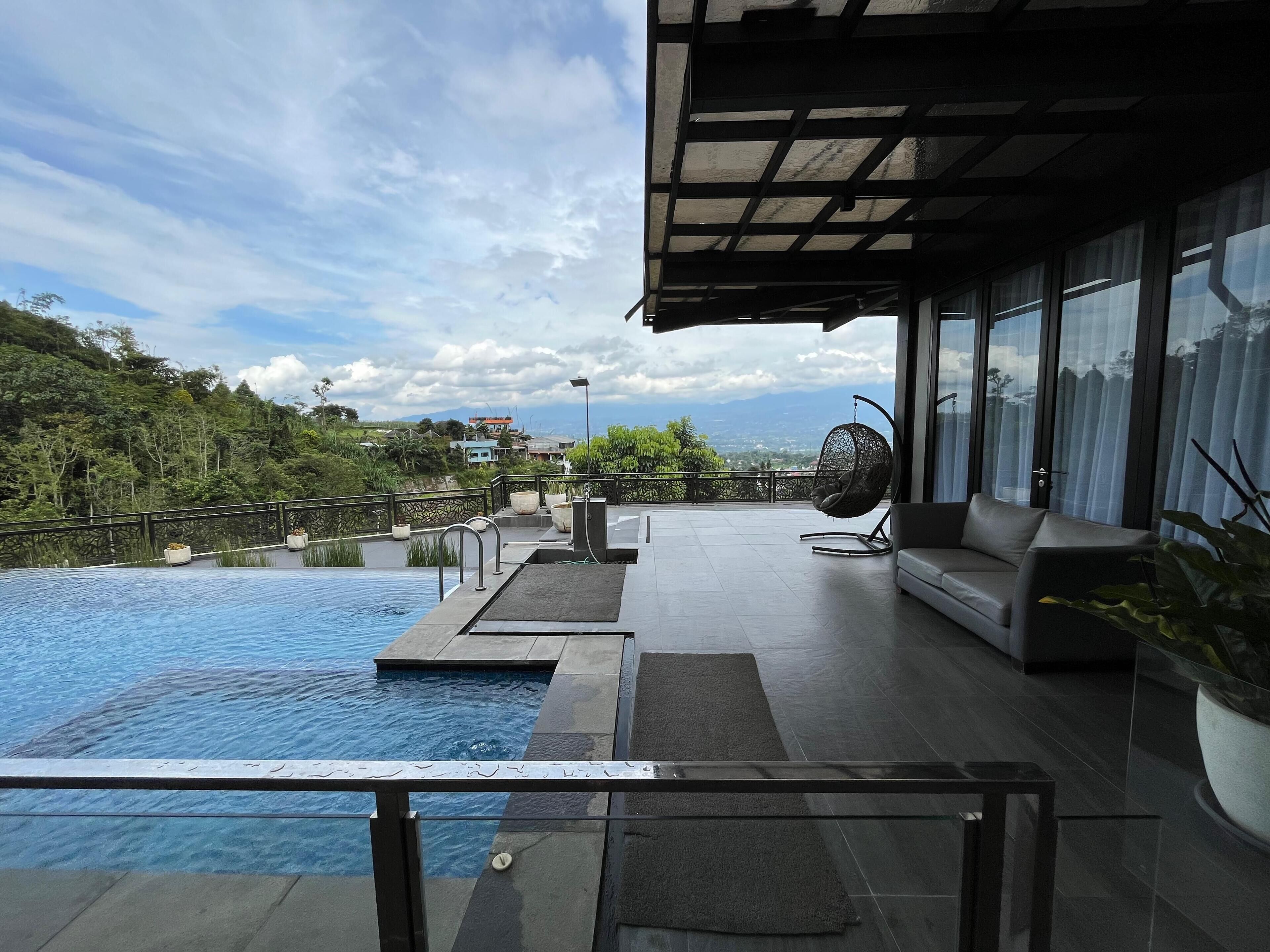 Escritorio, espacio para trabajar con laptop y wifi gratis 