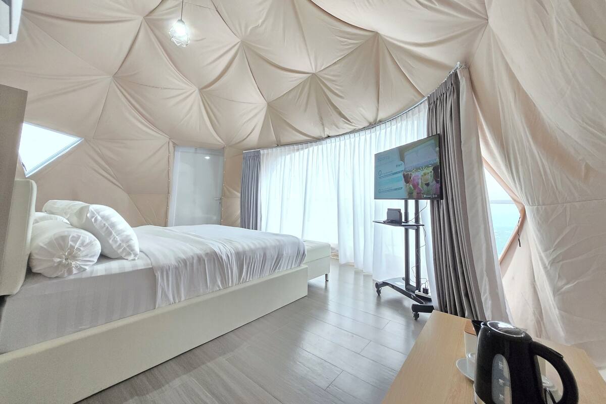 Pillowtop beds, desk, free WiFi