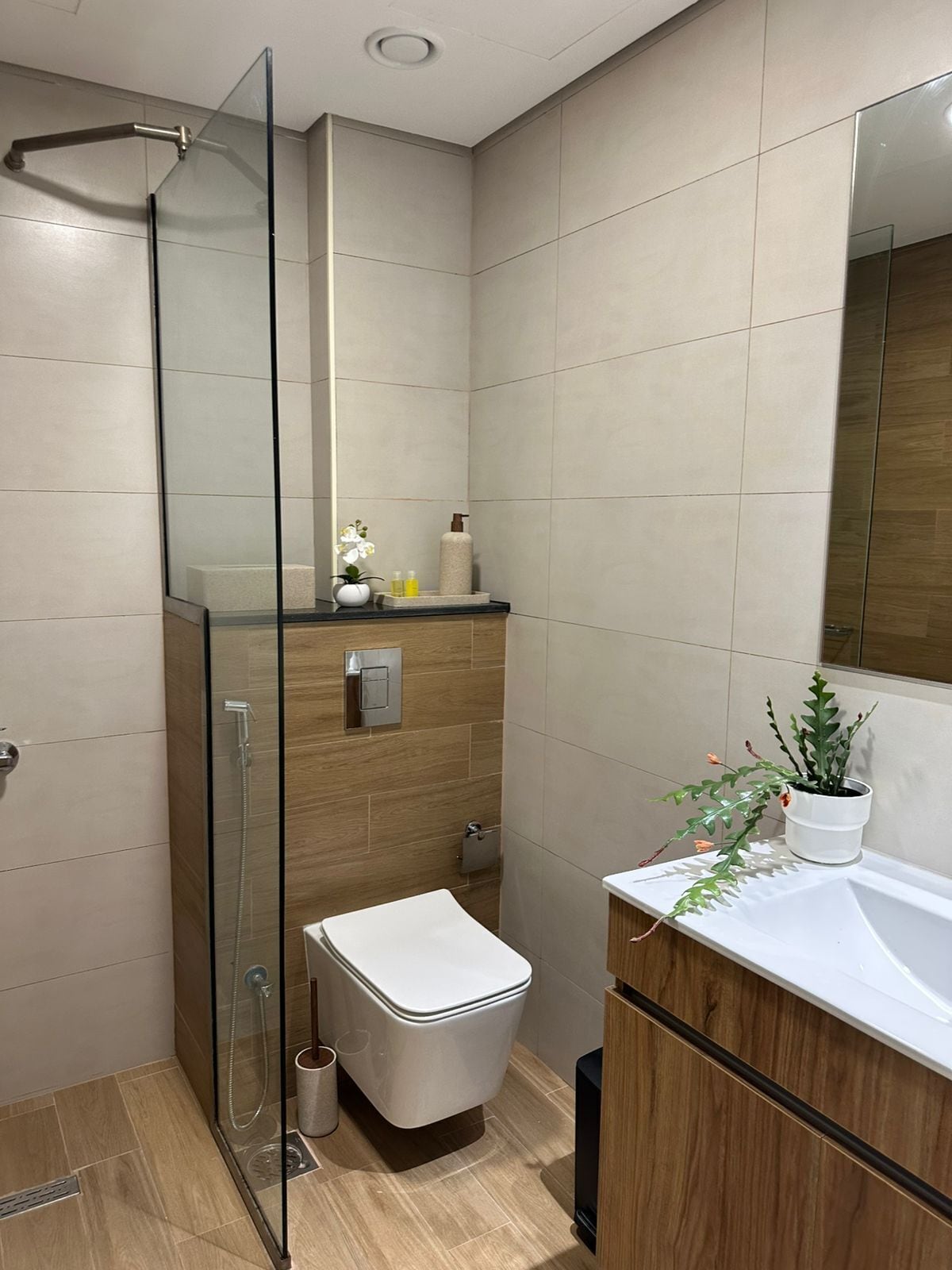 Douche, sèche-cheveux, bidet, serviettes fournies