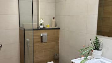 Douche, sèche-cheveux, bidet, serviettes fournies