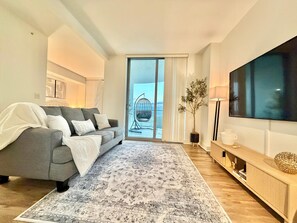 Living area - Harbor View Elite-Luxury Apartment-Amazing Views (Fort Myers)