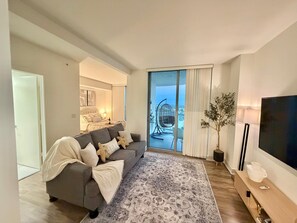 Living area - Harbor View Elite-Luxury Apartment-Amazing Views (Fort Myers)