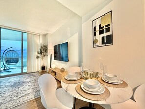 Dining - Harbor View Elite-Luxury Apartment-Amazing Views (Fort Myers)