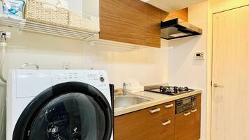 Réfrigérateur, micro-ondes, plaque de cuisson