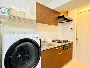 Fridge, microwave, stovetop, cookware/dishes/utensils - Popular Minato-ku area / 3 min walk from Daimon Station / Direct airport access / 1LD / Ideal for sightseeing in Tokyo (港区浜松町1－12－2)