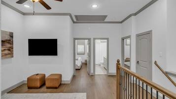 3 habitaciones, tabla de planchar con plancha, cuna de viaje y wifi