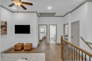 3 bedrooms, iron/ironing board, travel cot, WiFi - Gated Luxury Haven with Pool - The Woodlands, TX (The Woodlands)