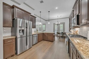 Private kitchen - The DOVI Collection | Gated Luxury Haven & Pool (The Woodlands)