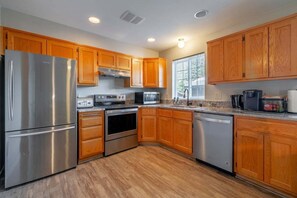 Fridge, microwave, oven, stovetop - Yodel Haus -  A Walkable Leavenworth Stay (Leavenworth)