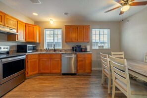 Fridge, microwave, oven, stovetop - Yodel Haus -  A Walkable Leavenworth Stay (Leavenworth)