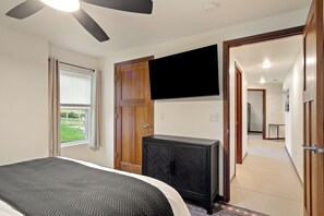 4 makuuhuonetta, työpöytä, silitysrauta/-lauta, vauvan matkasänky