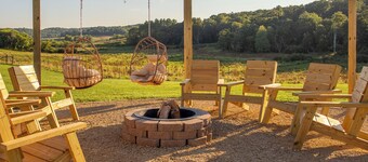 The RidgeHaus: 40-Acre Farm Stay, Fire Pit & Views