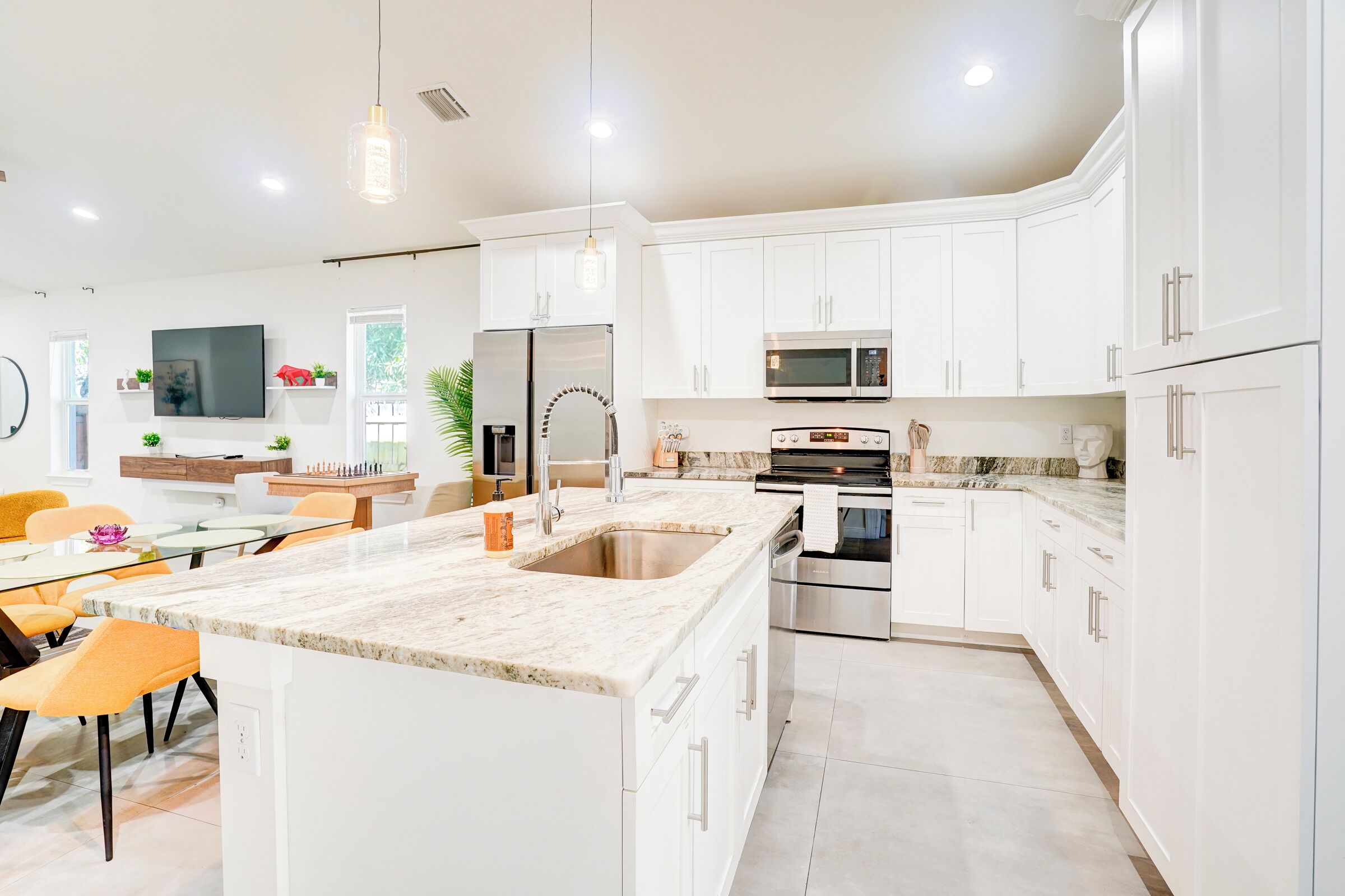 Mikrobølgeovn, ovn, kokeplater og oppvaskmaskin