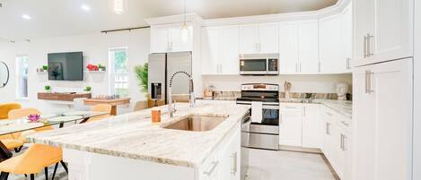 Microondas, horno, parrilla de estufa y lavavajillas