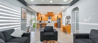 Family Friendly spacious home nears, parks, malls, university and mins to hwy !