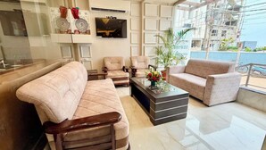 Lobby sitting area - Hotel 7 N Sea Puri (Puri)