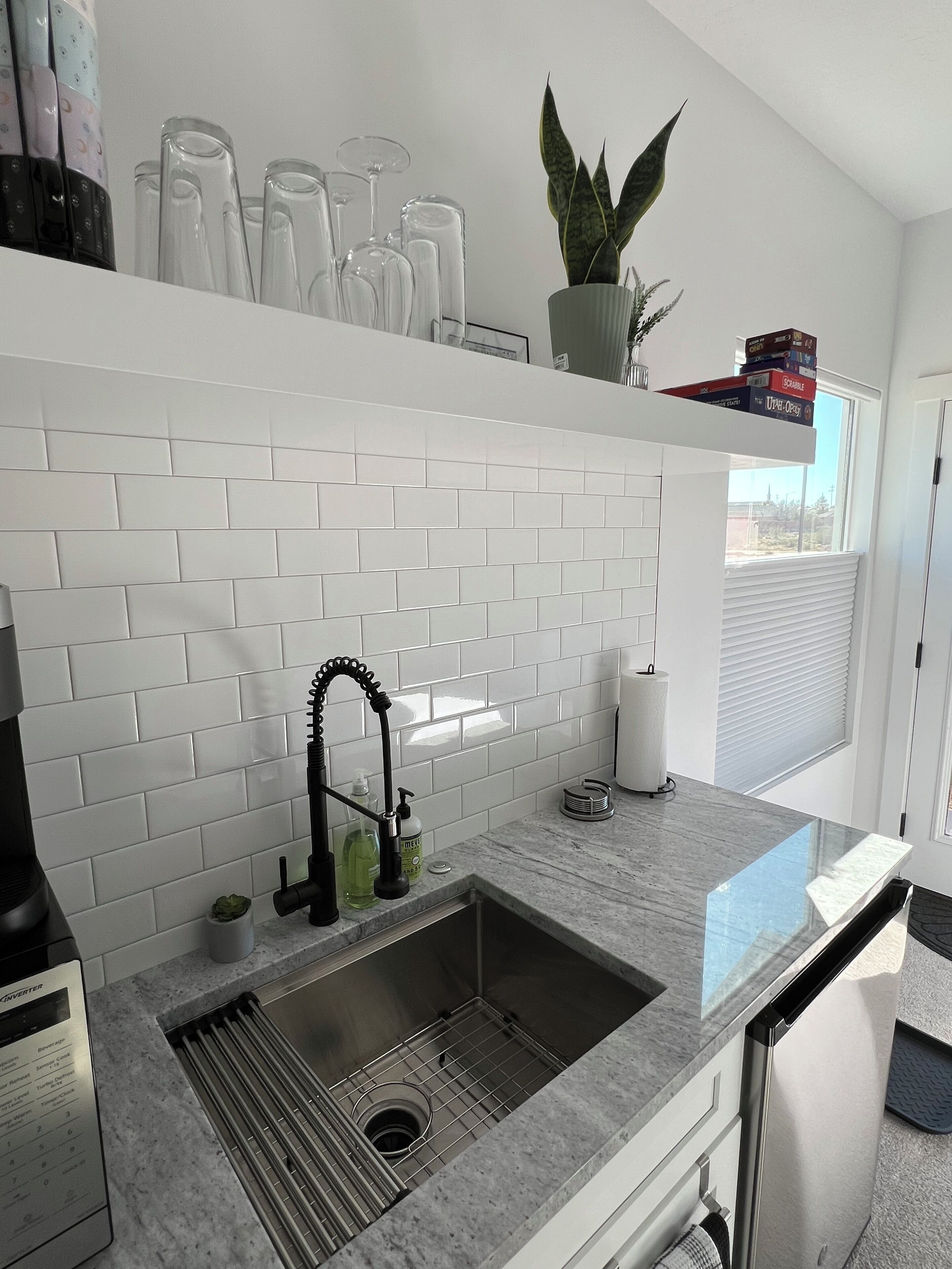 Kühlschrank, Mikrowelle, Wasserkocher mit Kaffee-/Teezubehör, Toaster