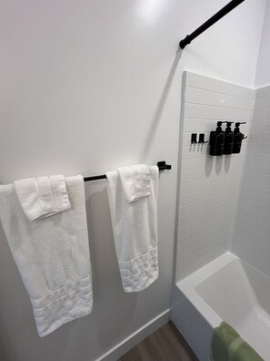 Hair dryer, towels, soap, shampoo - The Cozy Cactus Casita - Cal King + Zion Retreat (Hurricane)