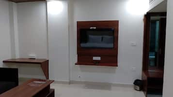 Deluxe Quadruple Room | Desk, free WiFi