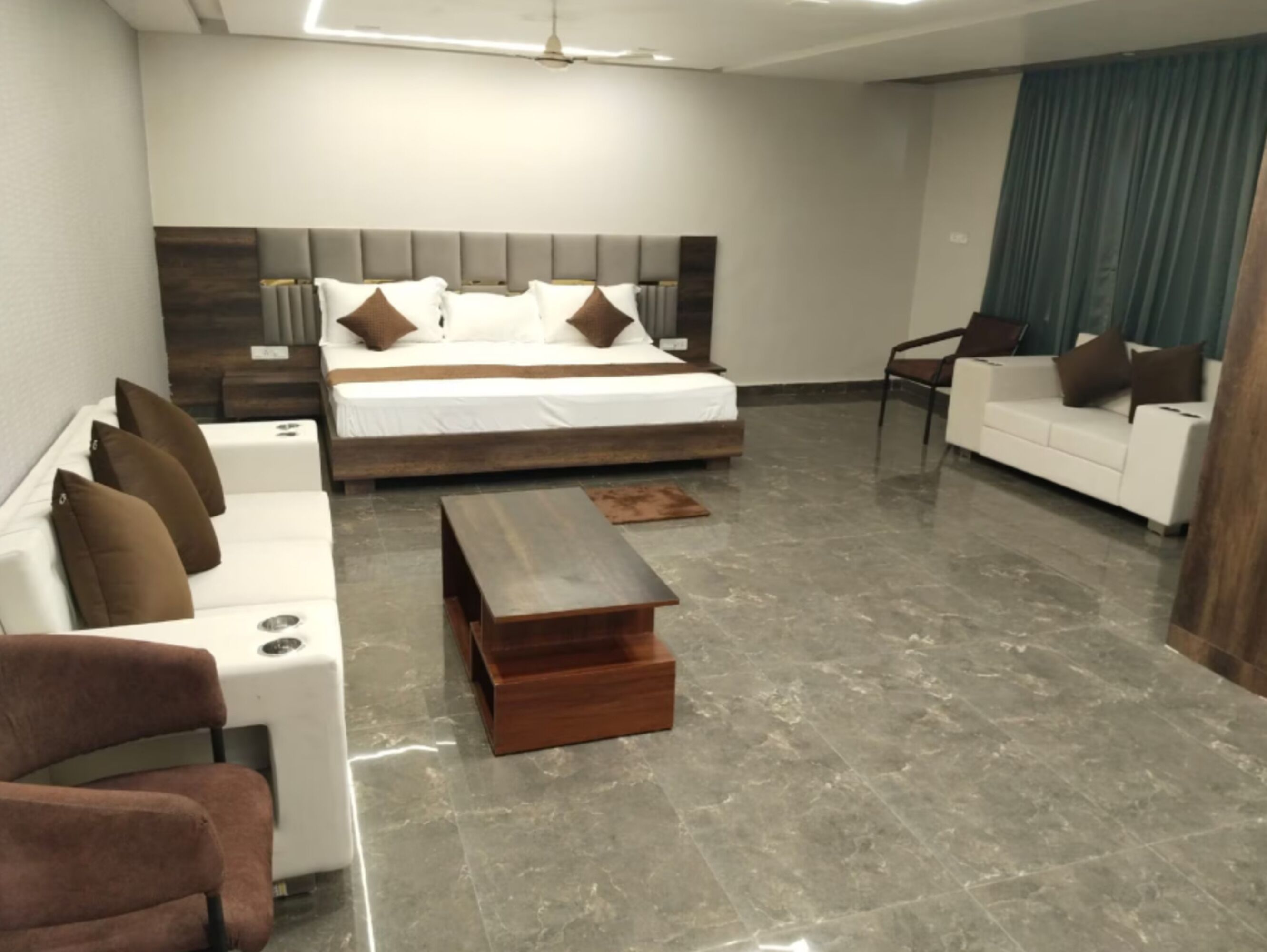 Family Room | Desk, free WiFi