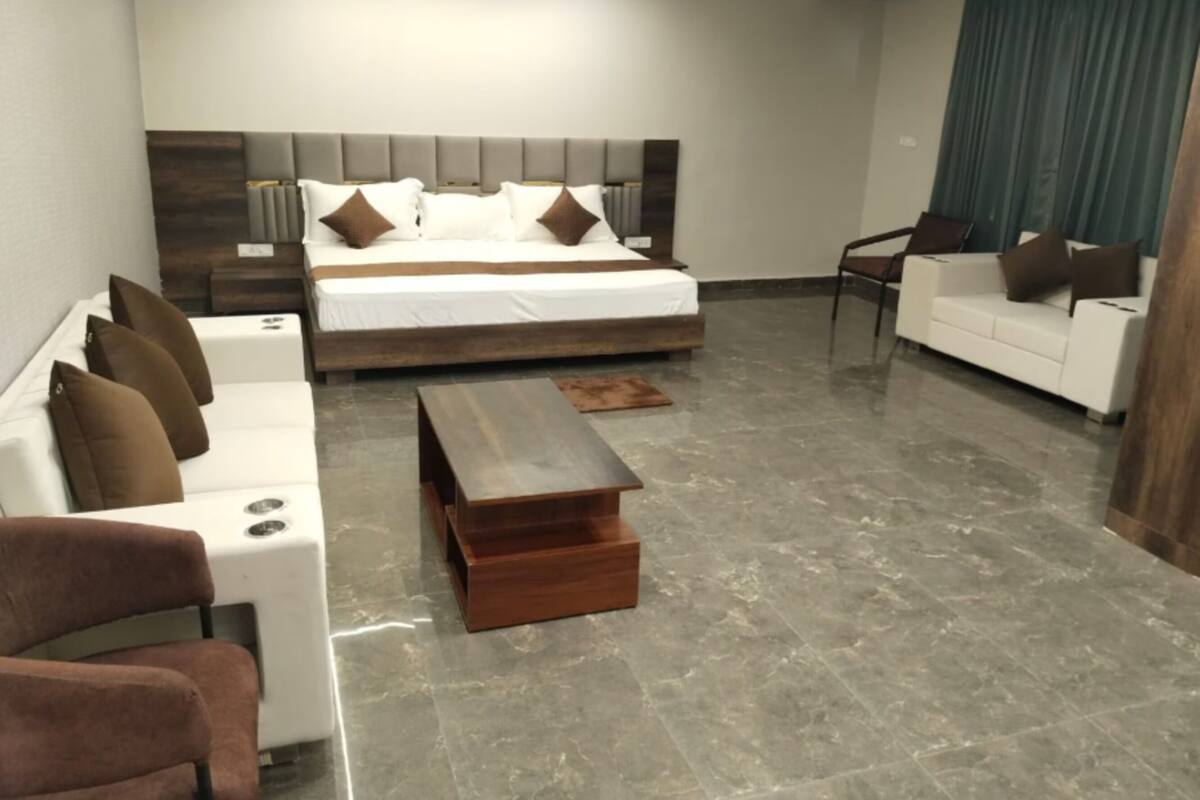 Family Room | Desk, free WiFi