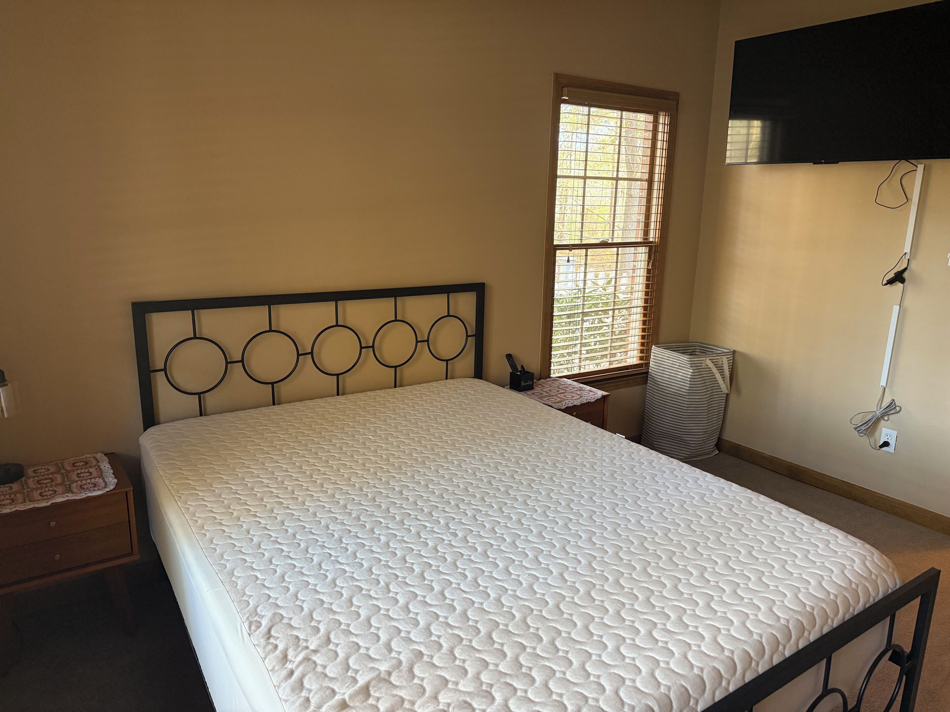 Een bureau, gratis wifi, beddengoed