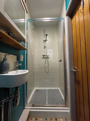 Bathroom - Snug Country escape in AONB Silverdale and Arnside (Yealand Redmayne)