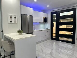 Kühlschrank, Mikrowelle, Herdplatte, Wasserkocher mit Kaffee-/Teezubehör