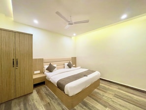 Premium bedding, desk, laptop workspace, free WiFi - P R Palace -near Temple & Prime Location (Ujjain)