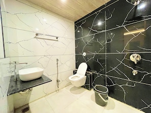 تجهيزات دش، دُش غزير، مستلزمات مجانية للعناية الشخصية، مراحيض شطف