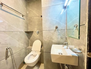 تجهيزات دش، دُش غزير، مستلزمات مجانية للعناية الشخصية، مراحيض شطف