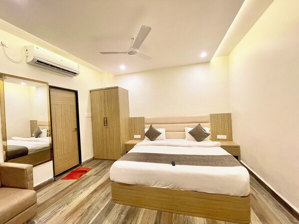 Premium bedding, desk, laptop workspace, free WiFi - P R Palace -near Temple & Prime Location (Ujjain)