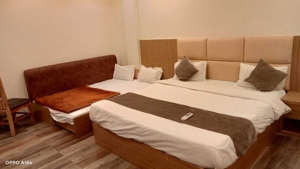 أغطية فراش متميزة ومكتب ومساحة عمل للكمبيوتر المحمول وواي فاي مجانًا