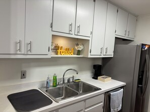 Frigorífico, microondas, horno y placa de cocina