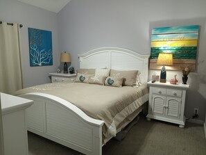 3 bedrooms, iron/ironing board, WiFi, bed sheets - Waterfront Luxury Condo – Sleeps 6 (Little River)
