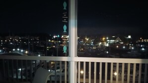 Un balcón con vista a un paisaje urbano nocturno.